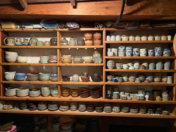 棚に並ぶ器たち