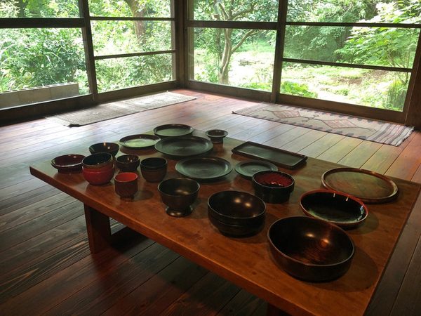 緑に囲まれた漆器