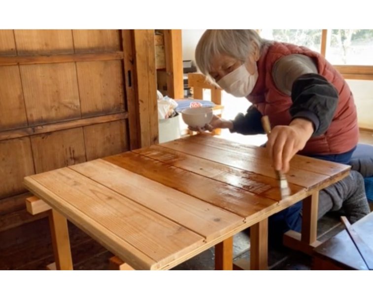 漆を塗る野田先生